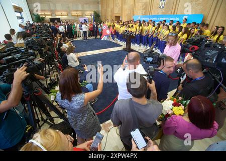 Otopeni, Rumänien. 7. August 2024: Die Ankunft der rumänischen Ruder-, Gymnastik- und Tischtennisteams der Olympischen Spiele Paris 2024 am Flughafen Bukarest Henri Coanda in Otopeni, Rumänien. Quelle: lcv/Alamy Live News Stockfoto