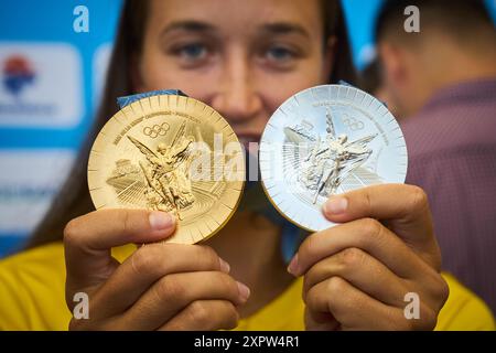 Otopeni, Rumänien. August 2024: die Ruderin Simona Radis posiert mit ihren olympischen Gold- und Silbermedaillen, die mit der 8 1-Mannschaft der Frauen bei der Ankunftszeremonie der rumänischen Ruder-, Gymnastik- und Tischtennisteams der Olympischen Spiele Paris 2024 auf dem internationalen Flughafen Bukarest Henri Coanda in Otopeni, Rumänien, gewonnen wurden. Quelle: lcv/Alamy Live News Stockfoto