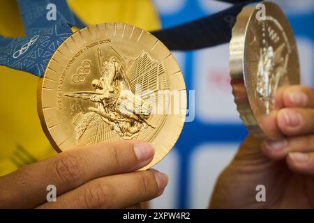 Otopeni, Rumänien. August 2024: die Ruderin Simona Radis posiert mit ihren olympischen Gold- und Silbermedaillen, die mit der 8 1-Mannschaft der Frauen bei der Ankunftszeremonie der rumänischen Ruder-, Gymnastik- und Tischtennisteams der Olympischen Spiele Paris 2024 auf dem internationalen Flughafen Bukarest Henri Coanda in Otopeni, Rumänien, gewonnen wurden. Quelle: lcv/Alamy Live News Stockfoto