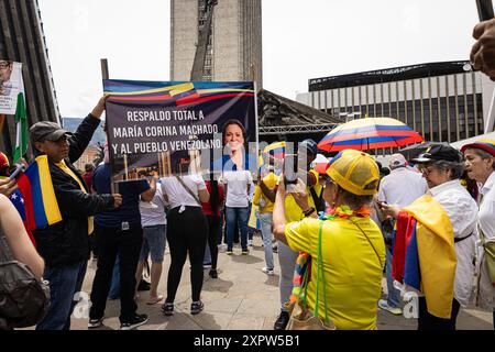 Medellin, Kolumbien. August 2024. Venezolanische Bürger und Kolumbianer nehmen an einer Demonstration zur Unterstützung der Wahl von Edmundo Gonzalez während der Präsidentschaftswahlen in Venezuela, in Medellin, Kolumbien, am 7. August 2024 Teil. Foto: Juan J. Eraso/Long Visual Press Credit: Long Visual Press/Alamy Live News Stockfoto