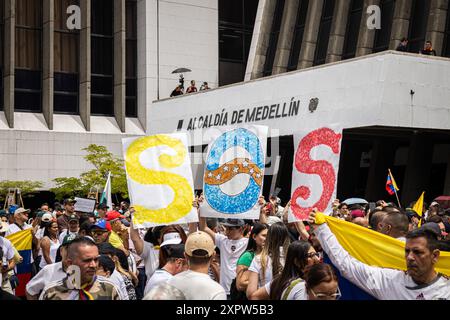 Medellin, Kolumbien. August 2024. Venezolanische Bürger und Kolumbianer nehmen an einer Demonstration zur Unterstützung der Wahl von Edmundo Gonzalez während der Präsidentschaftswahlen in Venezuela, in Medellin, Kolumbien, am 7. August 2024 Teil. Foto: Juan J. Eraso/Long Visual Press Credit: Long Visual Press/Alamy Live News Stockfoto