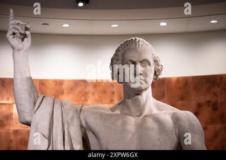 WASHINGTON D.C., USA – die George Washington Statue von Horatio Greenough im Smithsonian American History Museum. Diese neoklassizistische Skulptur, die 1841 fertiggestellt wurde, zeigt den ersten Präsidenten der Vereinigten Staaten, der sitzt und wurde beauftragt, das hundertjährige Jubiläum von Washingtons Geburt zu feiern. Die Statue ist ein prominentes Stück in der Sammlung des Museums, das frühe amerikanische künstlerische Bestrebungen widerspiegelt. Stockfoto