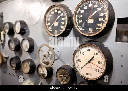 CHARLESTON, South Carolina, USA – Zifferblätter, Schalter und Anzeigen im Patriots Point Naval & Maritime Museum in der USS Yorktown. Diese Steuertafeln und Instrumente sind Teil des erhaltenen Innenraums des historischen Flugzeugträgers und zeigen die Technologie, die während seines Dienstes im Zweiten Weltkrieg verwendet wurde Stockfoto