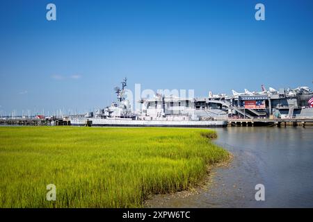 CHARLESTON, South Carolina, Vereinigte Staaten – die USS Laffey (DD-724) dockte am Patriots Point Naval & Maritime Museum in Charleston Harbor an. Dieser historische Zerstörer aus dem Zweiten Weltkrieg, bekannt als „das Schiff, das nicht sterben würde“, spielte eine bedeutende Rolle während der D-Day Invasion und im Pazifik Theater. Stockfoto