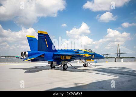 CHARLESTON, South Carolina, USA – Eine Blue Angels Boeing F/A-18E/F Super Hornet auf dem Flugdeck der USS Yorktown im Patriots Point Naval & Maritime Museum. Dieses moderne Marineflugzeug unterstreicht die Leistungsfähigkeit der Flugdemonstrationsschwadron der US Navy. Stockfoto