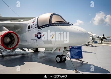 CHARLESTON, South Carolina, USA – ein S-3B Wikinger, der auf dem Flugdeck der USS Yorktown im Patriots Point Naval & Maritime Museum ausgestellt wird. Dieses Marineflugzeug, das für die U-Boot-Kriegsführung eingesetzt wird, zeigt die fortschrittliche Technologie und die Fähigkeiten der US-Navy-Luftfahrt. Stockfoto