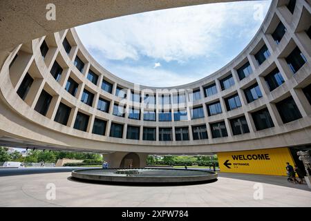 WASHINGTON D.C., USA – das Hirshhorn Museum and Sculpture Garden, ein ikonisches zylindrisches Gebäude, das von Gordon Bunshaft entworfen wurde, befindet sich in der National Mall. Dieses Museum für moderne Kunst, Teil der Smithsonian Institution, bietet eine vielfältige Sammlung zeitgenössischer Kunst und dynamischer Ausstellungen. Stockfoto