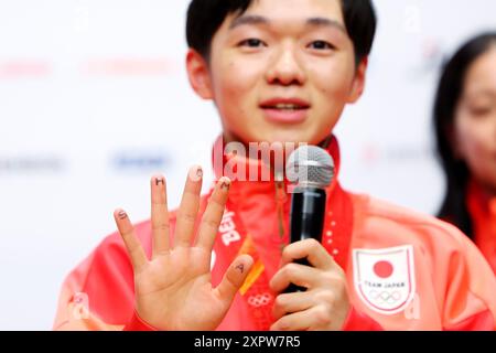 Paris, Frankreich. August 2024. Yuma Kagiyama (JPN) Eiskunstlauf : Silbermedaillengewinner Japan Team Group Teilnahme an einer Pressekonferenz nach der Verleihung der Medaillen für das Eiskunstlauf Team Event der Olympischen Spiele 2022 in Peking im Champions Park in Trocadero während der Olympischen Spiele 2024 in Paris, Frankreich . Quelle: Naoki Nishimura/AFLO SPORT/Alamy Live News Stockfoto