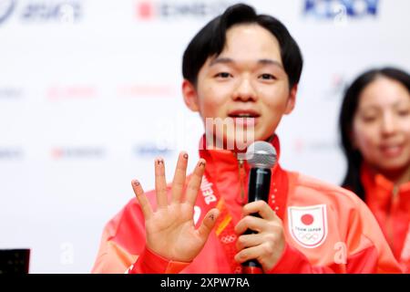 Paris, Frankreich. August 2024. Yuma Kagiyama (JPN) Eiskunstlauf : Silbermedaillengewinner Japan Team Group Teilnahme an einer Pressekonferenz nach der Verleihung der Medaillen für das Eiskunstlauf Team Event der Olympischen Spiele 2022 in Peking im Champions Park in Trocadero während der Olympischen Spiele 2024 in Paris, Frankreich . Quelle: Naoki Nishimura/AFLO SPORT/Alamy Live News Stockfoto