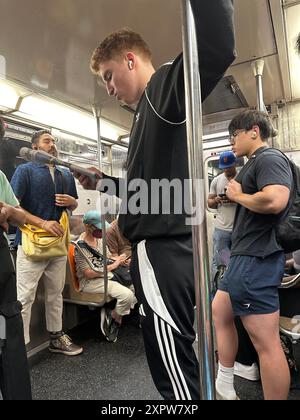 New Yorker U-Bahn-Fahrer, die an Wochentagen pendeln. Stockfoto