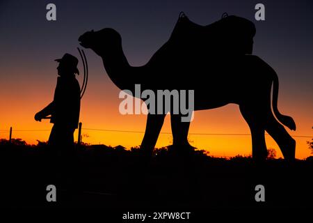 Sonnenuntergang und Silhouette der Stahlskulptur, Innamincka, Strzelecki Track, Outback South Australia, Australien Stockfoto