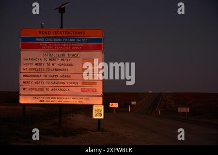 Letzte Ampel am Straßenschild, Innamincka, Strzelecki Track, Outback South Australia, Australien Stockfoto