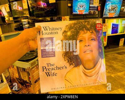 Album LP The Preacher's Wife (Soundtrack) Whitney Houston. Musikladen in Sanbors Hermosillo Mexiko. Schallplatte, CD, CDs, VHS, Kassette, Rockplatten, Popmusik, 80er, 90er, Generation X, Rock, Heavy Metal, Heavy Metal, Blues Rock, Hard Rock, T-Shirts und Accessoires. Analoge Speicherung von Tonsignalen, charakterisiert durch die Verwendung eines Kunststoffs namens Polyvinylchlorid als Trägermaterial, in der Hand © (Foto von Luis Gutierrez/North Photo) Albun LP die Predigerin (Soundtrack) · Whitney Houston. Tienda de Discos de Música en Sanbors Hermosillo Mexiko. Disco de vinilo, di Stockfoto