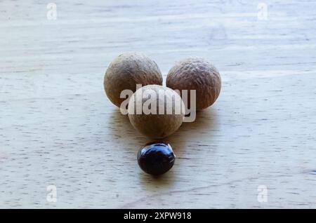 Drei Longan-Früchte auf einer Holzfläche Stockfoto