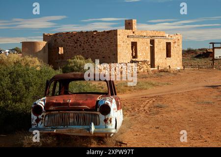 Verfallenes Auto und Gebäude, Farina Ghost Town, Outback South Australia, Australien Stockfoto