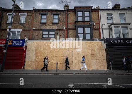 London, Großbritannien. August 2024. Lokale Geschäfte und Geschäfte schlossen früh, einige davon wurden sicher in Walthamstow im Nordosten Londons verschlossen. Frühere Gerüchte in den sozialen Medien beschreiben einen möglichen rechtsextremen Angriff auf eine lokale Einwanderungsbehörde. Antifaschistische Demonstranten bildeten einen „menschlichen Schild“, um alle Asylzentren zu schützen, nachdem die Polizei am Mittwoch vor möglichen Unruhen vor mehr als 30 rechtsextremen Kundgebungen gewarnt hatte - neun Tage nachdem das Land von den tödlichen Messerstichen auf drei Mädchen in Merseyside und den darauf folgenden Aufständen erschüttert wurde. Guy Corbishley/Alamy Live News Stockfoto