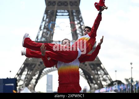 Peking, Frankreich. August 2024. Alvaro Martin (zurück) und Maria Perez aus Spanien feiern nach dem Marathonrennen Walk Staffel Mixed of Athletics bei den Olympischen Spielen 2024 in Paris, Frankreich, 7. August 2024. Titel: Song Yanhua/Xinhua/Alamy Live News Stockfoto