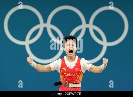 Peking, Frankreich. August 2024. Hou Zhihui aus China feiert nach dem Gewinn der 49 kg Gewichtheben der Frauen bei den Olympischen Spielen 2024 in Paris, Frankreich, 7. August 2024. Quelle: Yang Lei/Xinhua/Alamy Live News Stockfoto