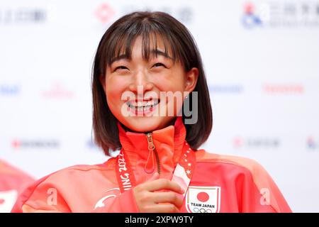 Paris, Frankreich. August 2024. Kaori Sakamoto (JPN) Eiskunstlauf : Silbermedaillengewinner Japan Team Group Teilnahme an einer Pressekonferenz nach der Verleihung der Medaillen für das Eiskunstlauf Team Event der Olympischen Spiele 2022 in Peking im Champions Park in Trocadero während der Olympischen Spiele 2024 in Paris, Frankreich . Quelle: Naoki Nishimura/AFLO SPORT/Alamy Live News Stockfoto