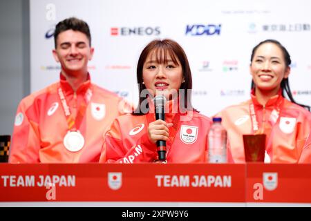 Paris, Frankreich. August 2024. Wakaba Higuchi (JPN) Eiskunstlauf : Silbermedaillengewinner Japan Team Group Teilnahme an einer Pressekonferenz nach der Verleihung der Medaillen für das Eiskunstlauf Team Event der Olympischen Spiele 2022 in Peking im Champions Park in Trocadero während der Olympischen Spiele 2024 in Paris, Frankreich . Quelle: Naoki Nishimura/AFLO SPORT/Alamy Live News Stockfoto