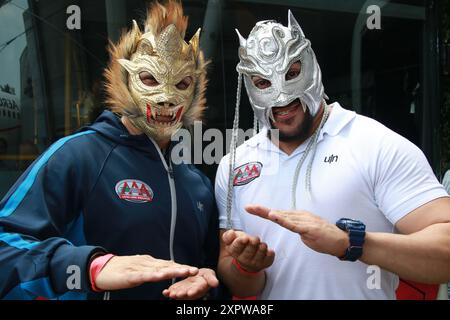 Mexiko-Stadt, Ciudad de Mexico, Mexiko. August 2024. Die Wrestler Colmillo de Plata und Garra de Oro nehmen an der Pressekonferenz Teil, um das Turnier Triplemania XXXII im KizZania Cuicuilco zu bewerben. Am 7. August 2024 in Mexiko-Stadt. (Kreditbild: © Jose Luis Torales/OKULARIS via ZUMA Press Wire) NUR REDAKTIONELLE VERWENDUNG! Nicht für kommerzielle ZWECKE! Stockfoto