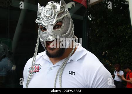 Mexiko-Stadt, Ciudad de Mexico, Mexiko. August 2024. Der Wrestler Colmillo de Plata nimmt an der Pressekonferenz Teil, um die Triplemania XXXII im KizZania Cuicuilco zu bewerben. Am 7. August 2024 in Mexiko-Stadt. (Kreditbild: © Jose Luis Torales/OKULARIS via ZUMA Press Wire) NUR REDAKTIONELLE VERWENDUNG! Nicht für kommerzielle ZWECKE! Stockfoto