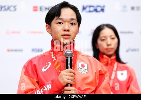 Paris, Frankreich. August 2024. Yuma Kagiyama (JPN) Eiskunstlauf : Silbermedaillengewinner Japan Team Group Teilnahme an einer Pressekonferenz nach der Verleihung der Medaillen für das Eiskunstlauf Team Event der Olympischen Spiele 2022 in Peking im Champions Park in Trocadero während der Olympischen Spiele 2024 in Paris, Frankreich . Quelle: Naoki Nishimura/AFLO SPORT/Alamy Live News Stockfoto