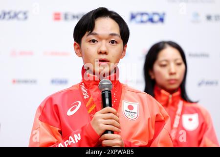Paris, Frankreich. August 2024. Yuma Kagiyama (JPN) Eiskunstlauf : Silbermedaillengewinner Japan Team Group Teilnahme an einer Pressekonferenz nach der Verleihung der Medaillen für das Eiskunstlauf Team Event der Olympischen Spiele 2022 in Peking im Champions Park in Trocadero während der Olympischen Spiele 2024 in Paris, Frankreich . Quelle: Naoki Nishimura/AFLO SPORT/Alamy Live News Stockfoto
