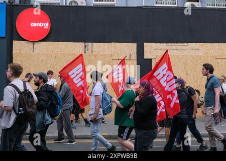 London, UK, 7. August 2024. Tausende von Antirassisten nahmen an einer Kundgebung in Walthamstow Teil, die als Gegendemonstration von Stand Up to Rassiism (SUTR) organisiert wurde, bevor es zu einem Gerüchten über rechtsextreme Protest gegen ein lokales Einwanderungsbüro kam, der nicht zum Tragen kam. Eine Liste von 39 Einwanderungsbehörden und Wohltätigkeitsorganisationen wurde in den sozialen Medien veröffentlicht, wobei an 30 Standorten im ganzen Land Gegenproteste geplant waren. Quelle: Eleventh Photography/Alamy Live News Stockfoto