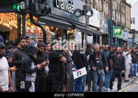 London, UK, 7. August 2024. Die Einheimischen versammeln sich in der Nähe der Walthamstow Station, in der Nähe einer anderen Gruppe, die gegen Rassismus protestiert, vor einem Gerücht über einen rechtsextremen Protest gegen ein lokales Einwanderungsbüro, der sich nicht einstellte. Eine Liste von 39 Einwanderungsbehörden und Wohltätigkeitsorganisationen wurde in den sozialen Medien veröffentlicht, wobei an 30 Standorten im ganzen Land Gegenproteste geplant waren. Quelle: Eleventh Photography/Alamy Live News Stockfoto