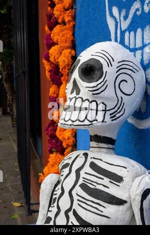 Tag der Toten Catrina, Oaxaca, Mexiko, Schädel und Ringelblumen Stockfoto