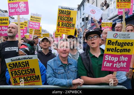 London, UK, 7. August 2024. Tausende von Antirassisten nahmen an einer Kundgebung in Walthamstow Teil, die als Gegendemonstration von Stand Up to Rassiism (SUTR) organisiert wurde, bevor es zu einem Gerüchten über rechtsextreme Protest gegen ein lokales Einwanderungsbüro kam, der nicht zum Tragen kam. Eine Liste von 39 Einwanderungsbehörden und Wohltätigkeitsorganisationen wurde in den sozialen Medien veröffentlicht, wobei an 30 Standorten im ganzen Land Gegenproteste geplant waren. Quelle: Eleventh Photography/Alamy Live News Stockfoto