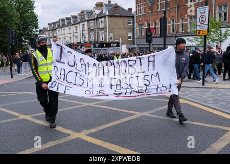 London, UK, 7. August 2024. Zwei Männer halten ein Banner hoch, das Islamaphoblia deprimiert, als sie sich Tausenden anderer Antirassisten anschlossen, die an einer Kundgebung in Walthamstow teilnahmen. Es war als Gegendemonstration von Stand Up to Rassismus (SUTR) geplant, vor einem Gerücht über rechtsextremen Protest gegen ein lokales Einwanderungsbüro, der nicht umgesetzt wurde. Eine Liste von 39 Einwanderungsbehörden und Wohltätigkeitsorganisationen wurde in den sozialen Medien veröffentlicht, wobei an 30 Standorten im ganzen Land Gegenproteste geplant waren. Quelle: Eleventh Photography/Alamy Live News Stockfoto