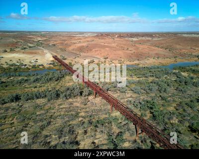 Historische 1889 Algebuckina Railway Bridge (alte Ghan-Linie) Oodnadatta Track, Outback, South Australia, Australien - Luftfahrt Stockfoto