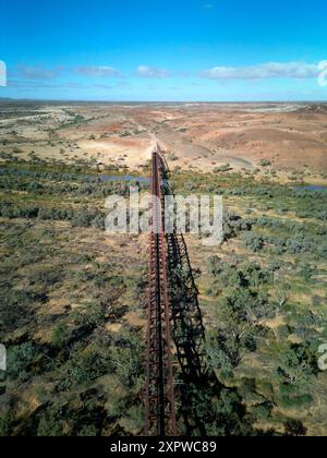 Historische 1889 Algebuckina Railway Bridge (alte Ghan-Linie) Oodnadatta Track, Outback, South Australia, Australien - Luftfahrt Stockfoto