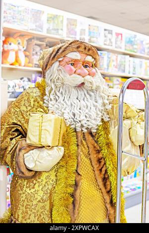 weihnachtsmann mit einem Geschenk in der Hand. Weihnachten Stockfoto