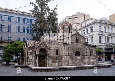 Blick auf die Kirche Panagia Kapnikarea, eine griechisch-orthodoxe Kirche und eine der ältesten Kirchen im Zentrum der modernen Stadt Athen. Stockfoto