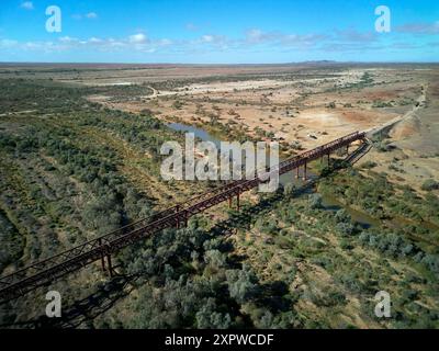 Historische 1889 Algebuckina Railway Bridge (alte Ghan-Linie) Oodnadatta Track, Outback, South Australia, Australien - Luftfahrt Stockfoto