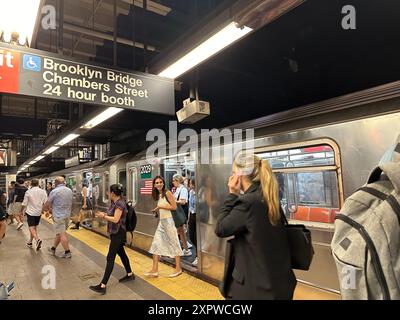 NYC Pendler verlassen die U-Bahn-Station Brooklyn Bridge am Ende eines Wochentages. Stockfoto