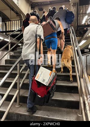 NYC Pendler an der Brooklyn Bridge U-Bahnstation, die am Ende des Tages mit der U-Bahn nach Hause fahren Stockfoto