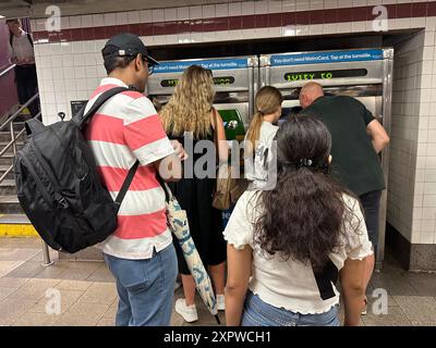 New York City Pendler an der Brooklyn Bridge U-Bahn Station bringen Geld und Wert für ihre Metrokarten. Stockfoto