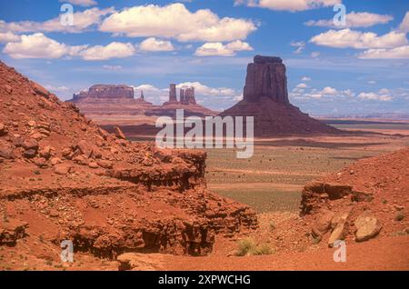 Sich bewegende Schatten von Wolken verändern ständig den Blick auf das Monument Valley entlang der Grenze zwischen Arizona und Utah. (USA) Stockfoto