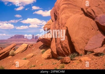 Im Monument Valley Navajo Tribal Park kann man in diesem Sonnenlicht ein indisches Profil vor den Buttons des Monument Valley sehen. (USA) Stockfoto
