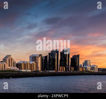 Wunderschöner Blick auf Reykjavik, Island, bei Sonnenuntergang mit dem Nordatlantik im Vordergrund Stockfoto