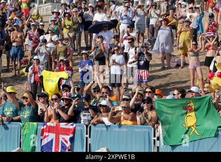 Marseille, Frankreich. August 2024. Fans nehmen am 7. August 2024 an der Preisverleihung für das einhändige Schlauchboot ILCA 7 der Männer während des Segelwettbewerbs der Olympischen Spiele 2024 in der Marina Roucas-Blanc in Marseille Teil. Foto von Patrick Aventurier/ABACAPRESS. COM Credit: Abaca Press/Alamy Live News Stockfoto