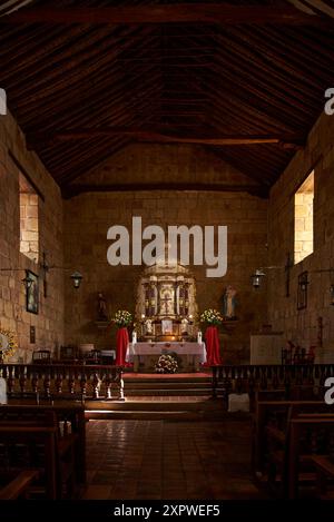 Guane, Santander, Kolumbien; 26. November 2022: Innenraum des Santa Lucia de Guane Sanctuary, einer kleinen katholischen Kapelle aus traditionellem Kolonialarchit Stockfoto