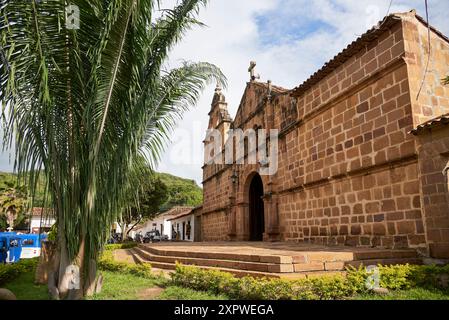 Guane, Santander, Kolumbien; 26. November 2022: Fassade des Santa Lucia de Guane Sanctuary, einer katholischen Kapelle mit traditioneller Kolonialarchitektur Stockfoto