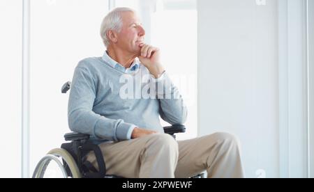 Krankenhaus, Denker und Seniorenmann im Rollstuhl, Untersuchung und Gedächtnis in Arzttermin und Flur. Kontemplativ, pensioniert und alter Patient Stockfoto