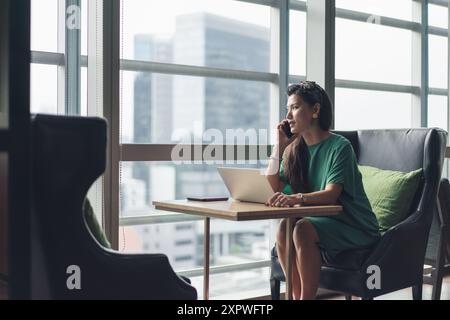 Asiatische Geschäftsfrau, die Hot Desking machte und mit der Arbeit beschäftigt war Stockfoto