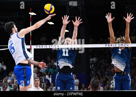 Paris, Frankreich. August 2024. LAVIA Daniele ( 15 - Italien ) und BRIZARD Antoine ( 11 - Frankreich ), CHINENYEZE Barthelemy ( 1 - Frankreich ), Volleyball, das Halbfinale der Männer zwischen Italien und Frankreich während der Olympischen Spiele Paris 2024 am 7. August 2024 in der Pariser Süd-Paris-Arena in Paris, Frankreich - Foto Federico Pestellini/Panoramic/DPPI Media Credit: DPPI Media/Alamy Live News Stockfoto